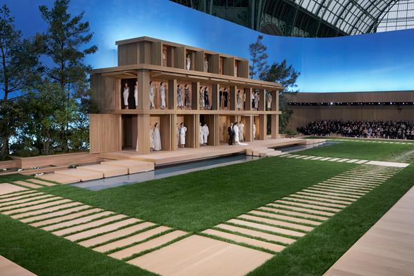 Karl Lagerfeld e tutte le sue modelle al termine della sfilata Chanel Haute Couture SS 2016 (ph. credit Olivier Saillant)