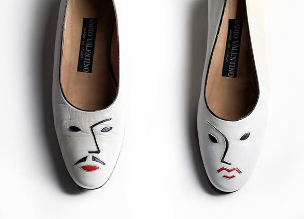 Le collaborazioni illustri: sopra, Karl Lagerferld per Mario Valentino, scarpe <em>Visage</em> della collezione PE 1982; sotto, Gianni Versace per Mario Valentino, collezione <em>Impuls</em> AI 1984-85, abito e giacca in pelle pieghettata.