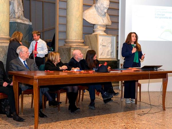 Il tavolo dei relatori alla presentazione del 26 marzo: da sinistra, Piero Attoma (Presidente di Comieco), Anty Pansera (storica e critica dell’arte e del design), Ignazio Gadaleta (docente di Pittura e Cromatologia), Caterina Crepax (artista) e Bianca Cappello, storica e critica del gioiello, autrice di <em>Carta Preziosa.</em> (photo credit: Michele Zanin)
