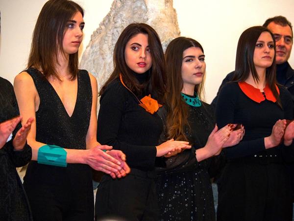 Sopra. un momento della sfilata con le ragazze che indossano alcuni dei gioielli contenuti nel volume <em>Carta Preziosa;</em> sotto, la sottoscritta nel pubblico, affascinata e conquistata dalle parole di Bianca e degli altri relatori. (per entrambi gli scatti, photo credit: Michele Zanin)