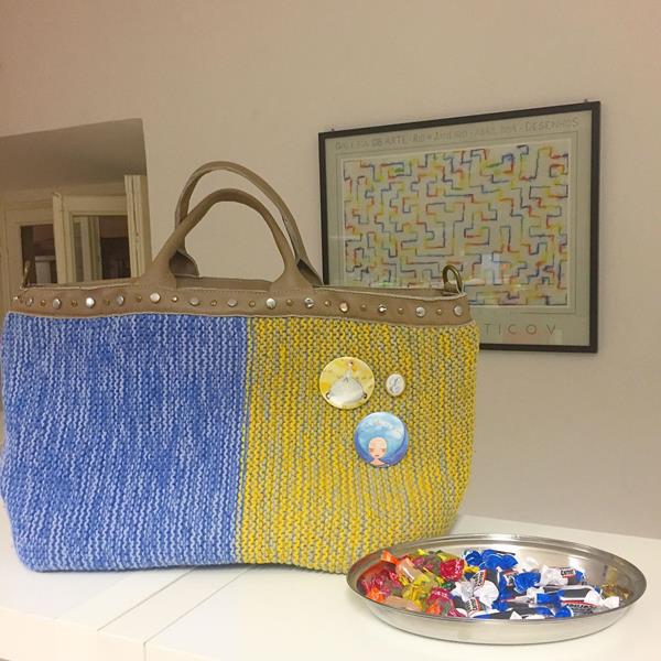 Grande e capiente per farci stare dentro tutto, pc incluso; coloratissima e <em>tricottata,</em> un po’ vintage un po’ <em>cozy style;</em> io l’ho personalizzata con qualche spilla, inclusa quella con la mia iniziale dipinta a mano che mi porto dietro dalle elementari – lo giuro! Insomma, io e MamaMilano ci intendiamo a meraviglia!