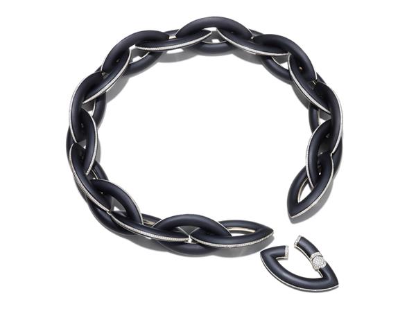 Dal libro <em>Catene</em> di Alba Cappellieri: catena DOPPIO SENSO in oro bianco, diamanti, giaietto di Vhernier
