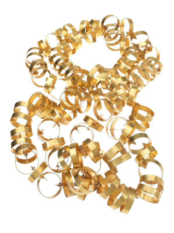 Sopra, dal libro <em>Catene</em> di Alba Cappellieri, creazione di Babetto / Sotto: una creazione dalla mostra allestita presso L’Arabesque con pezzi della collezione di Chichi Meroni.