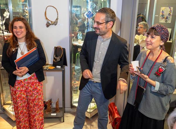 SOPRA: inaugurazione di <em>Preziosi di Carta,</em> da destra Bianca Cappello, Marco Rossini e la sottoscritta | SOTTO: un ritratto nel quale mi riconosco molto (anche queste foto sono di Michele Zanin – grazie!)