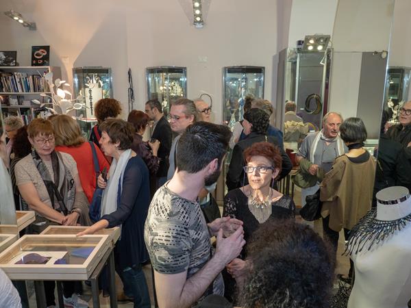Che gioia vedere una forte affluenza e tante persone interessate all’inaugurazione di <em>Preziosi di Carta!</em> (foto Michele Zanin)