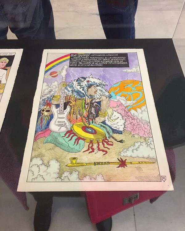 I miei scatti all’inaugurazione della mostra dedicata a Jimi Hendrix. SOPRA: disegni a china e inchiostri colorati di Matteo Guarnaccia, 1980, pubblicati come supplemento della rivista <em>Rolling Stone</em> nel decennale della scomparsa di Hendrix / SOTTO: articolo della rivista <em>Grand Hotel</em> del 20 luglio 1968