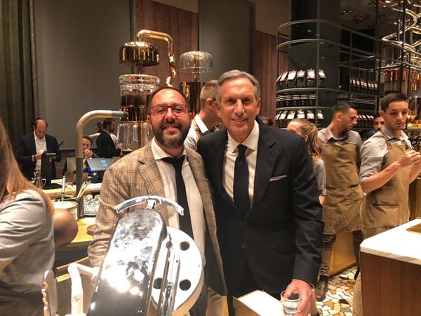 Alberto Marchetti e Howard Schultz, fondatore di Starbucks, all’inaugurazione di Starbucks Milano <em>(dalla pagina Facebook delle Gelaterie A. Marchetti)</em>