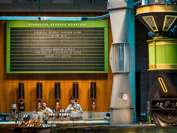 Il display a palette realizzato da Solari per Starbucks Milano <em>(ph. courtesy ufficio stampa)</em>