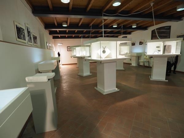 <em>Ridefinire il Gioiello</em> 2018 / 2019: l’allestimento e l’inaugurazione del 24-11-2018 <span style="color: #ff0000;"><strong>(Tutte le fotografie sono state fatte da Anna Epis di Microbo Net, partner di <em>Ridefinire il Gioiello)</em></strong></span>