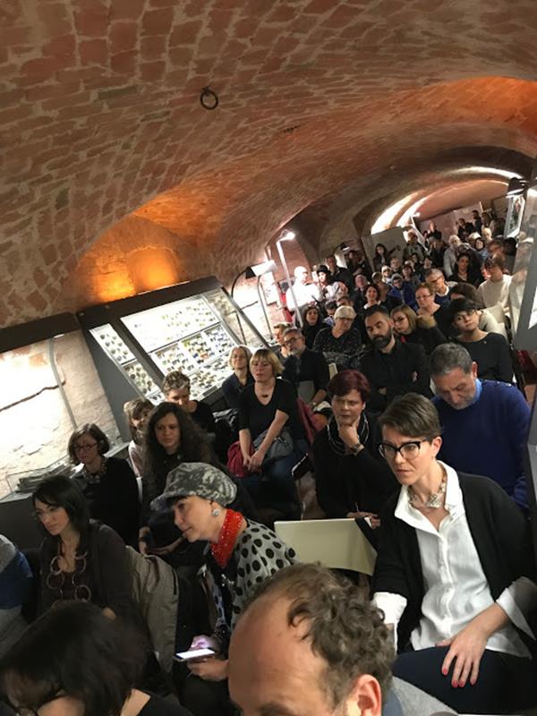 <em>Ridefinire il Gioiello</em> 2018 / 2019: io in vari momenti dell’inaugurazione del 24-11-2018 <span style="color: #ff0000;"><strong>(Tutte le fotografie sono state fatte da Anna Epis di Microbo Net, partner di <em>Ridefinire il Gioiello)</em></strong></span>
