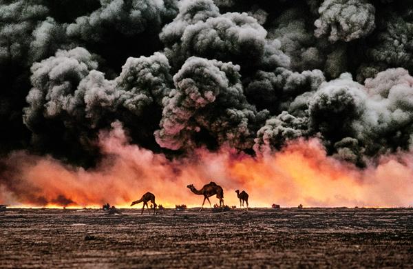 IN ALTO: Steve McCurry, Al Ahmadi, Kuwait, Anno 1991 (Credito fotografico © Steve McCurry) / IN BASSO: Steve McCurry, Porbandar, India, Anno 1983 (Credito fotografico © Steve McCurry dal suo libro <em>Monsoon)</em>