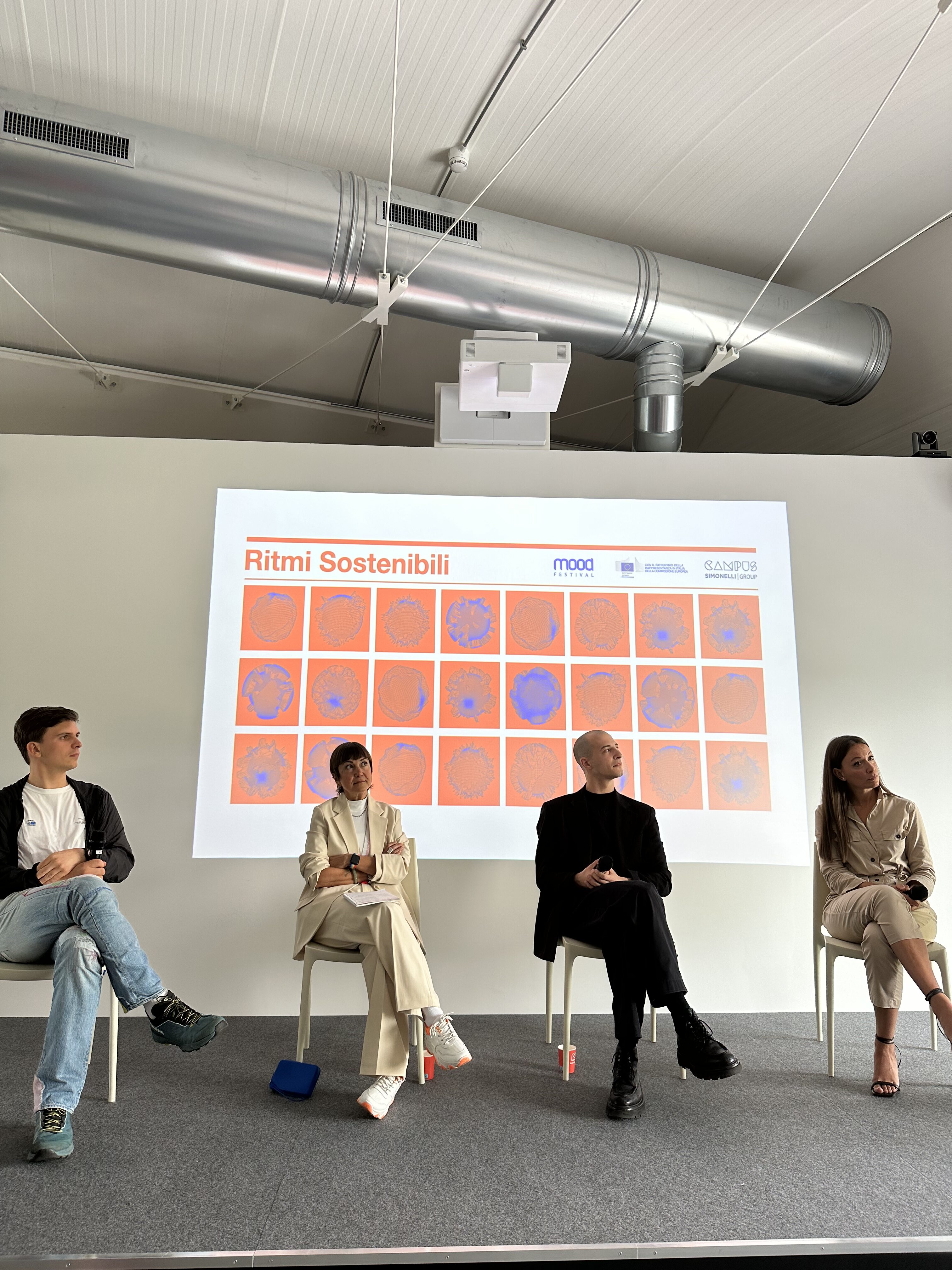 Tutti protagonisti di <em><strong>Ritmi Sostenibili</strong>,</em> ovvero relatori, moderatori e <em>last but not least</em> il <strong>meraviglioso pubblico fatto di persone che si sono rivelate realmente interessate e reattive</strong> (photo credit Nicolò Ruggeri x Demood)
