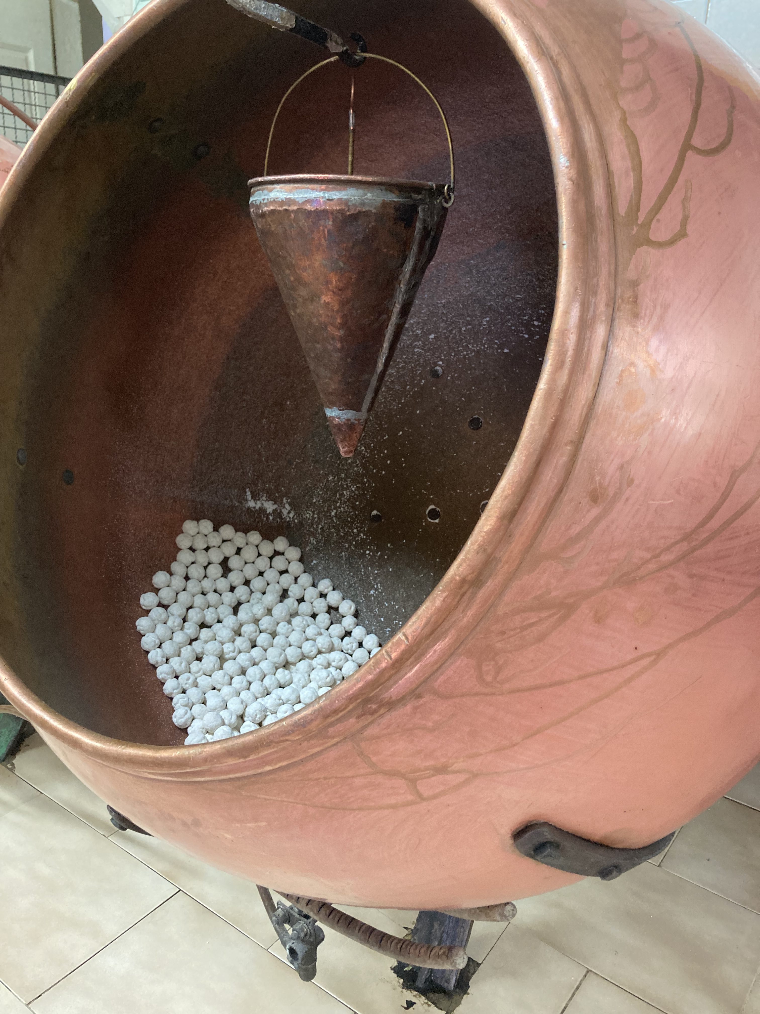 La produzione dei confetti nel laboratorio della Ditta Bruno Corsini
